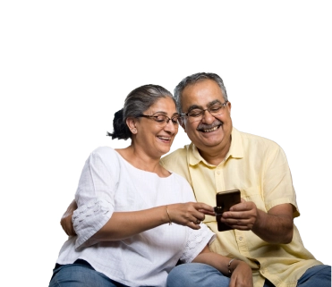 Una pareja de señores de la tercera edad, están abrazados y mirando un teléfono inteligente mientras sonríen. Soluciones financieras crédito libranza